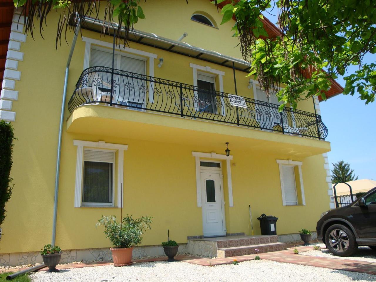 Yellow Apartmanhaz บุค ภายนอก รูปภาพ